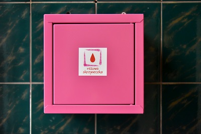 Zdjęcie różowej blaszanej skrzynki z napisem Różowa skrzyneczka