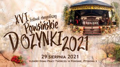 16 Festiwal etnograficzny powsińskie dożynki 2021 29 sierpnia 2021 plenery domu pracy twórczej w Powsinie, ul. Ptysiowa 3, w tle scena domu pracy twórczej, na niej zespół folklorystyczny.